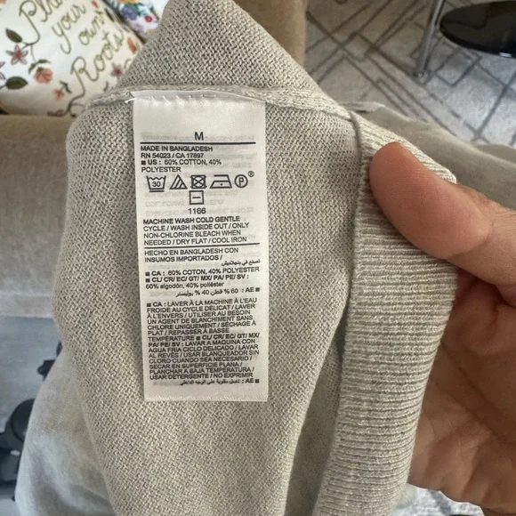 Men’s Old Navy Gray V-Neck Sweater Classic Knit NWT cotton - Picture 7 of 7